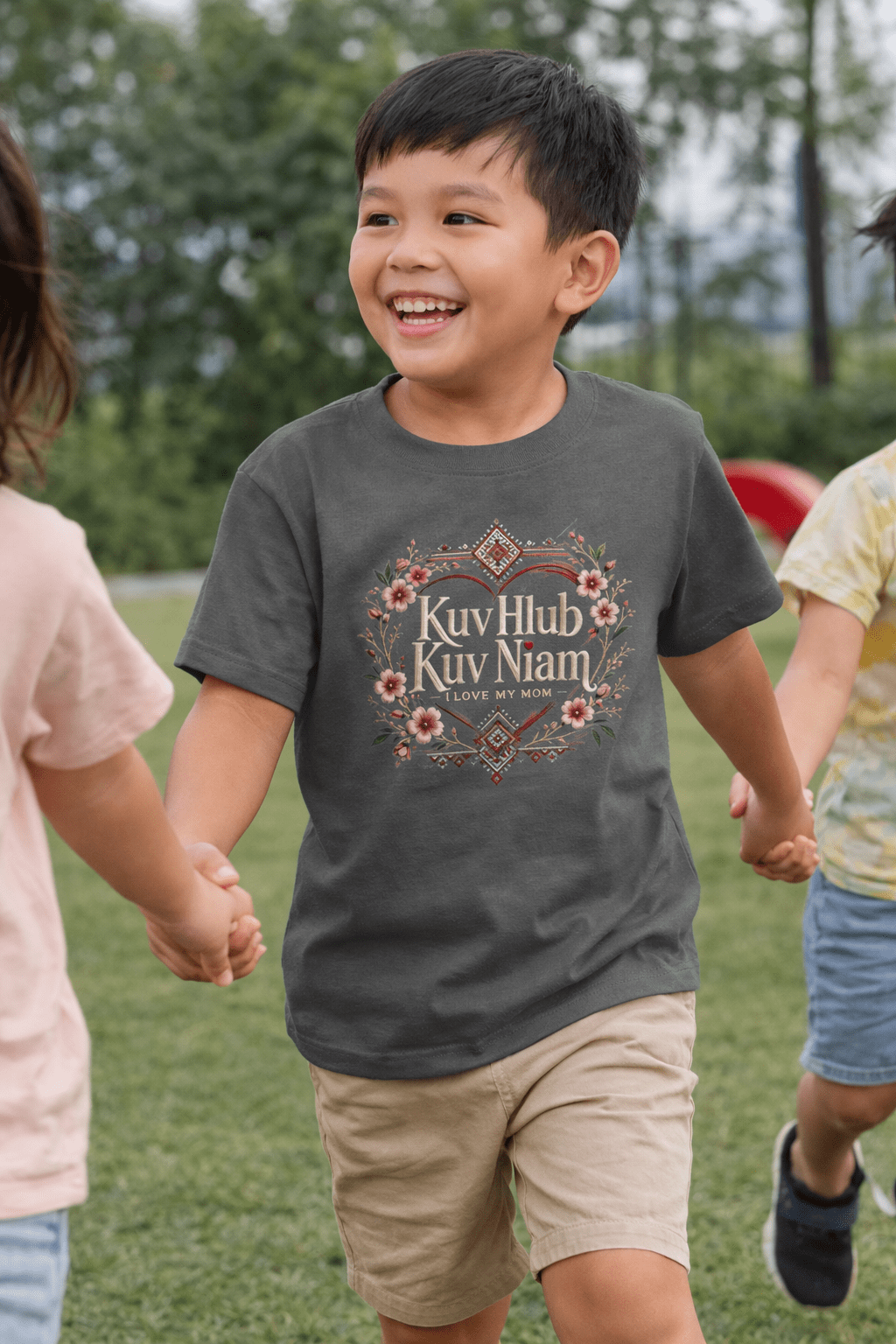 Youth Tee — "Kuv Hlub Kuv Niam" Floral Mom Love Shirt - Peb Yuav Ua Tau Co.